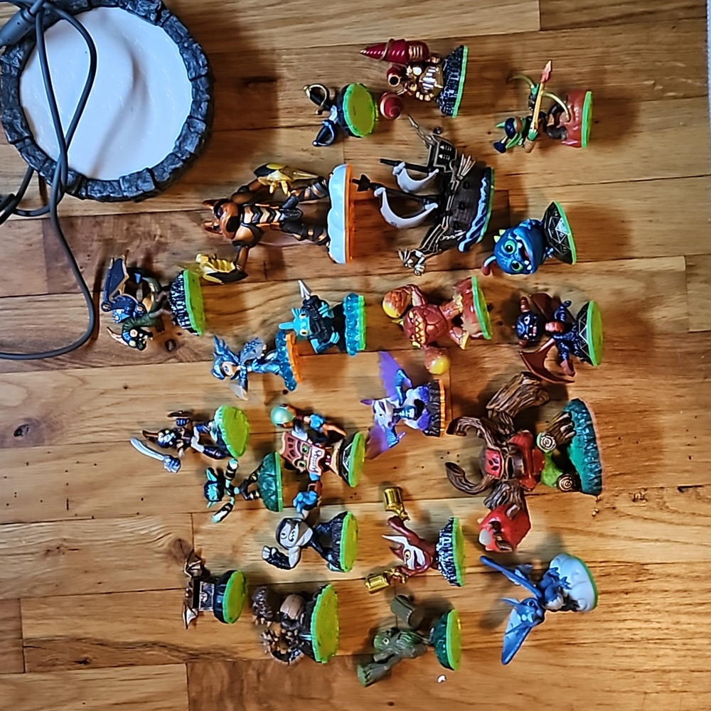 SKYLANDERS BUNDLE WITH PORTAL